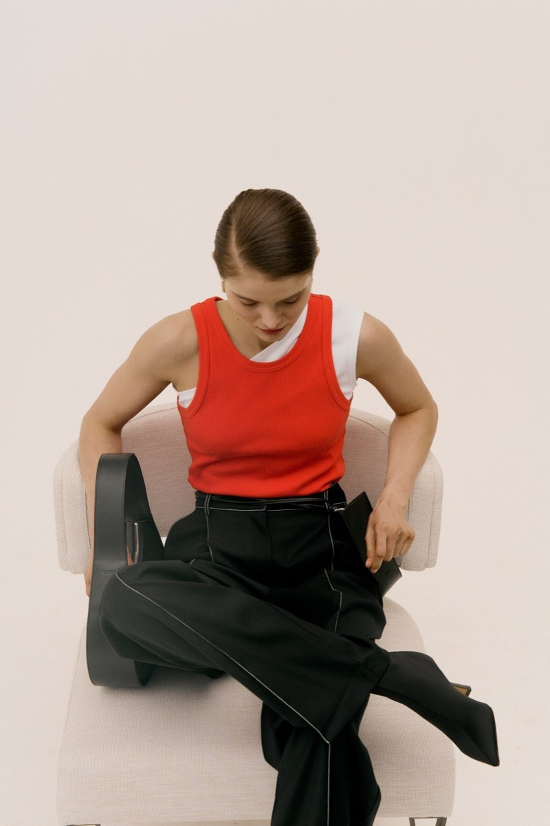 Девушка на кресле в одежде бренда Gate31