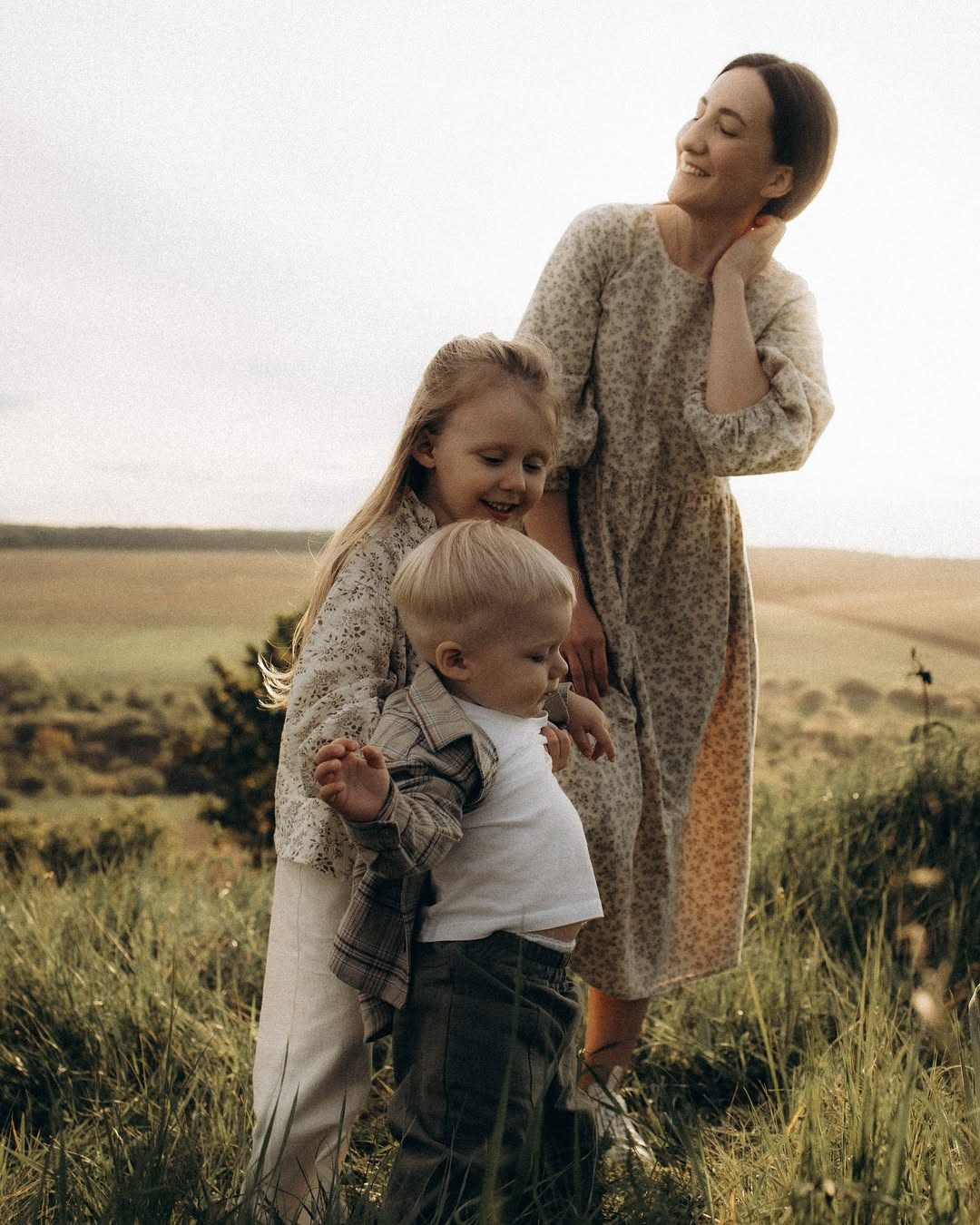 Мама с детьми / поле