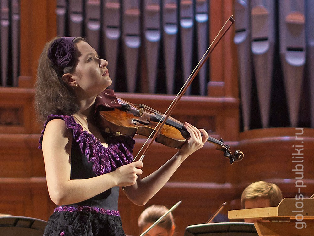 На сцене. Скрипачка Анна Савкина