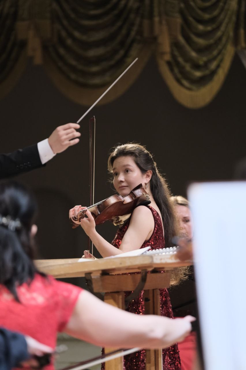 На сцене. Скрипачка Анна Савкина