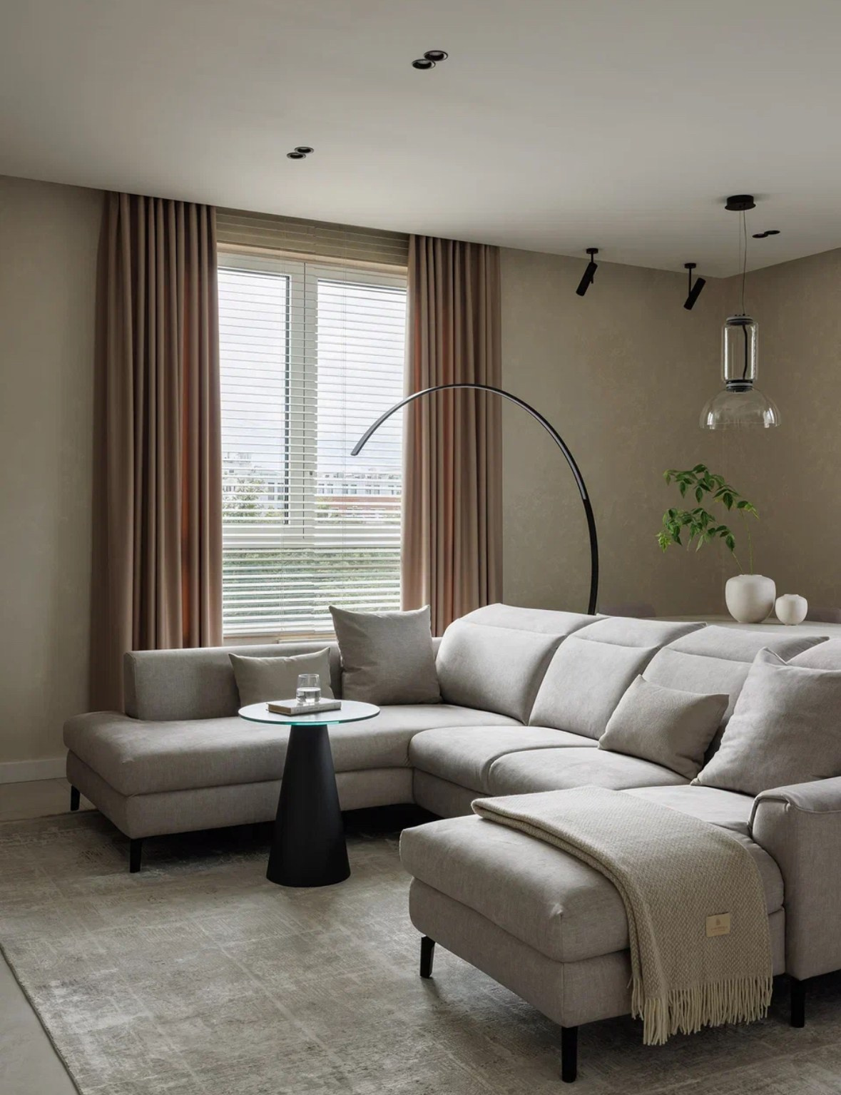 Квартира в нейтральных оттенках. Шторы на заказ в СПб. Выезд дизайнера, карнизы, жалюзи и рулонные шторы