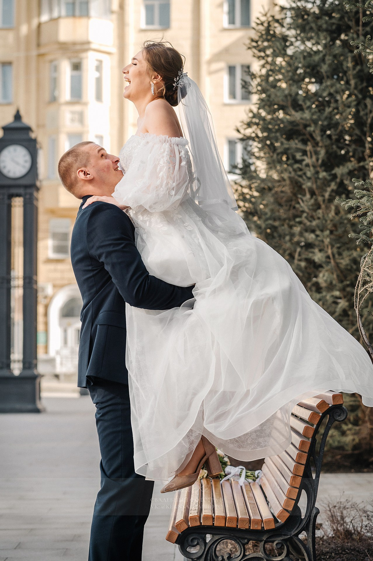 Свадебная фотосессия в отеле Ривер Парк — элегантные интерьеры, стильные образы и особая атмосфера. Забронируйте съемку на вашу дату.