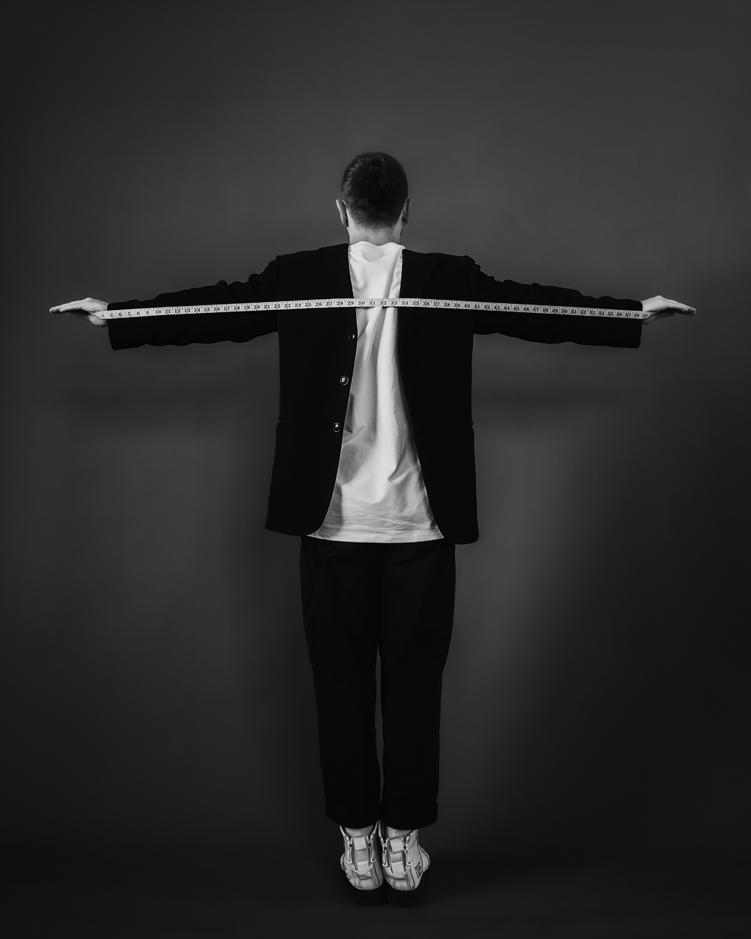 Мужская креативная задумка с метром в руках