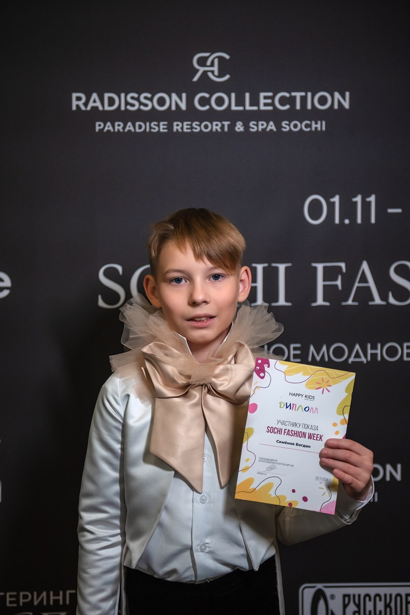 SochiFashionWeek2024 дизайнер Анохина Светлана. Семейный и коммерческий фотограф в Сочи Александр Бодунов