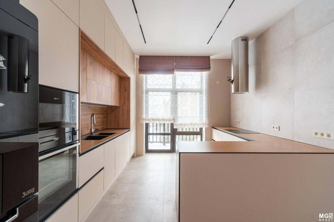 Светлая кухонная мебель от производителя современной мебели для кухонь МГС мебель