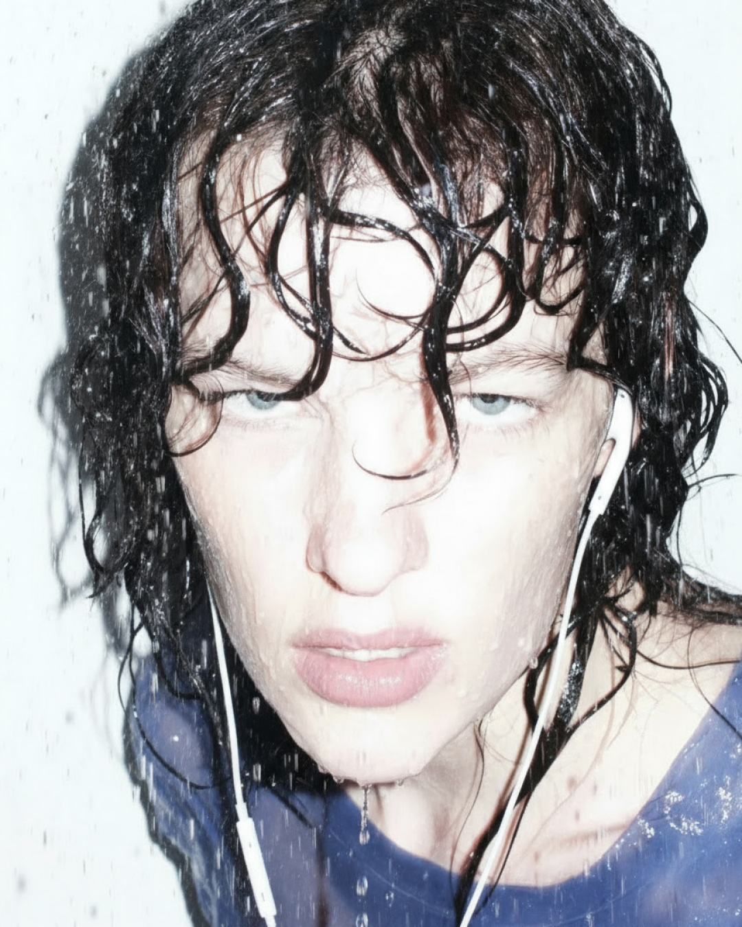 AI. Я Саша, креативный продюсер и арт-директор из Москвы. Придумываю, собираю и запускаю визуальные проекты