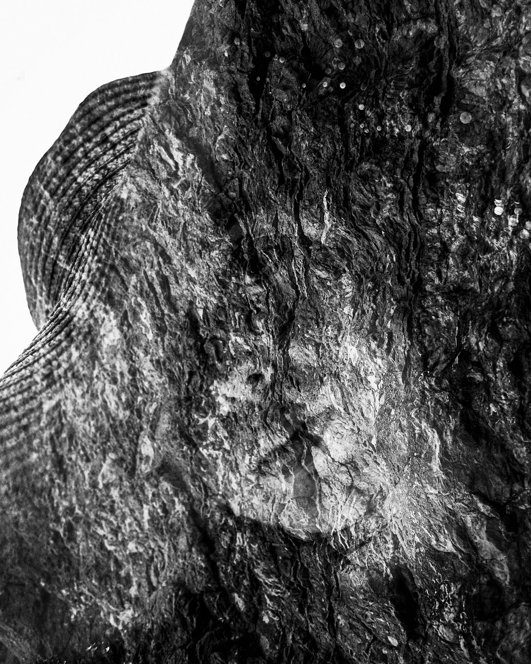 Съемка с двойной экспозицией модели и скалы