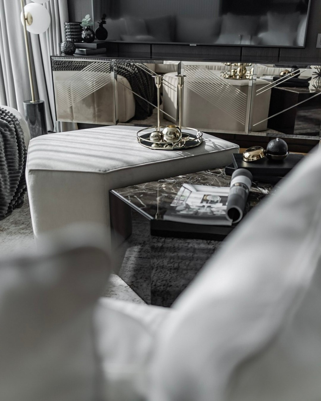 Деталь современного интерьера гостиной с мраморным столиком и золотыми аксессуарами — проект Валерии Котович