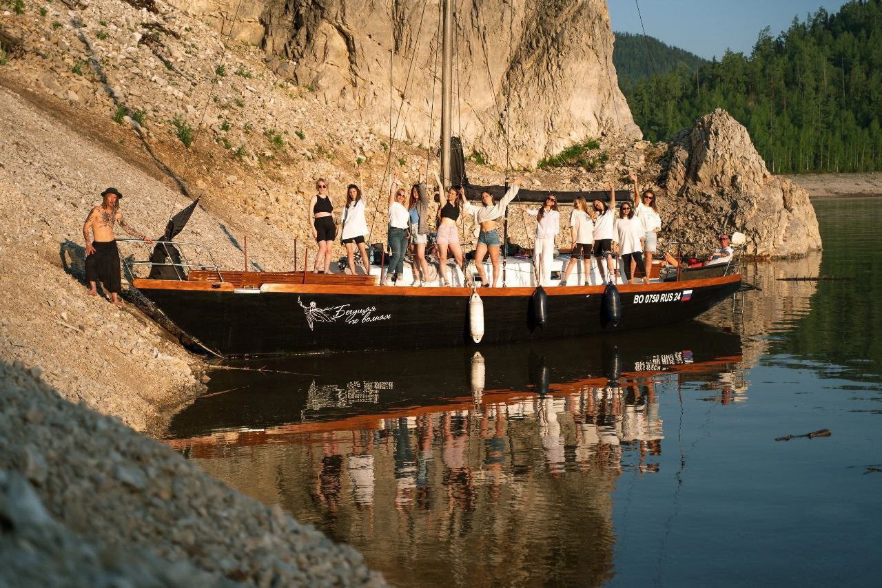 аренда яхты Красноярское море цена забронировать путешествие Царские ворота Бирюса залив шумиха стоимость заказать прогулка парусная яхта катамаран Красноярское водохранилище фотосессия фотограф Красноярск Дивногорск Красноярская ГЭС отдых купание экскурсия достопримечательность туристический тур маршрут Енисей Сибирь Козыревский зуб база отдыха адмирал