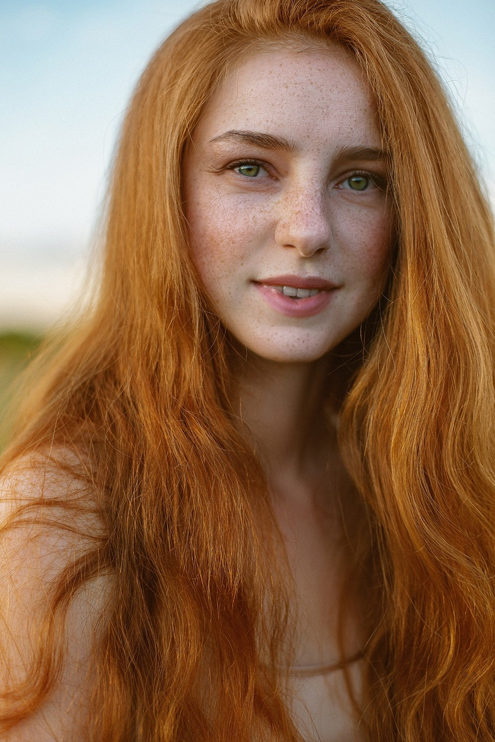 Портретная фотосъемка в Санкт-Петербурге: рыжая девушка с веснушками и зелеными глазами