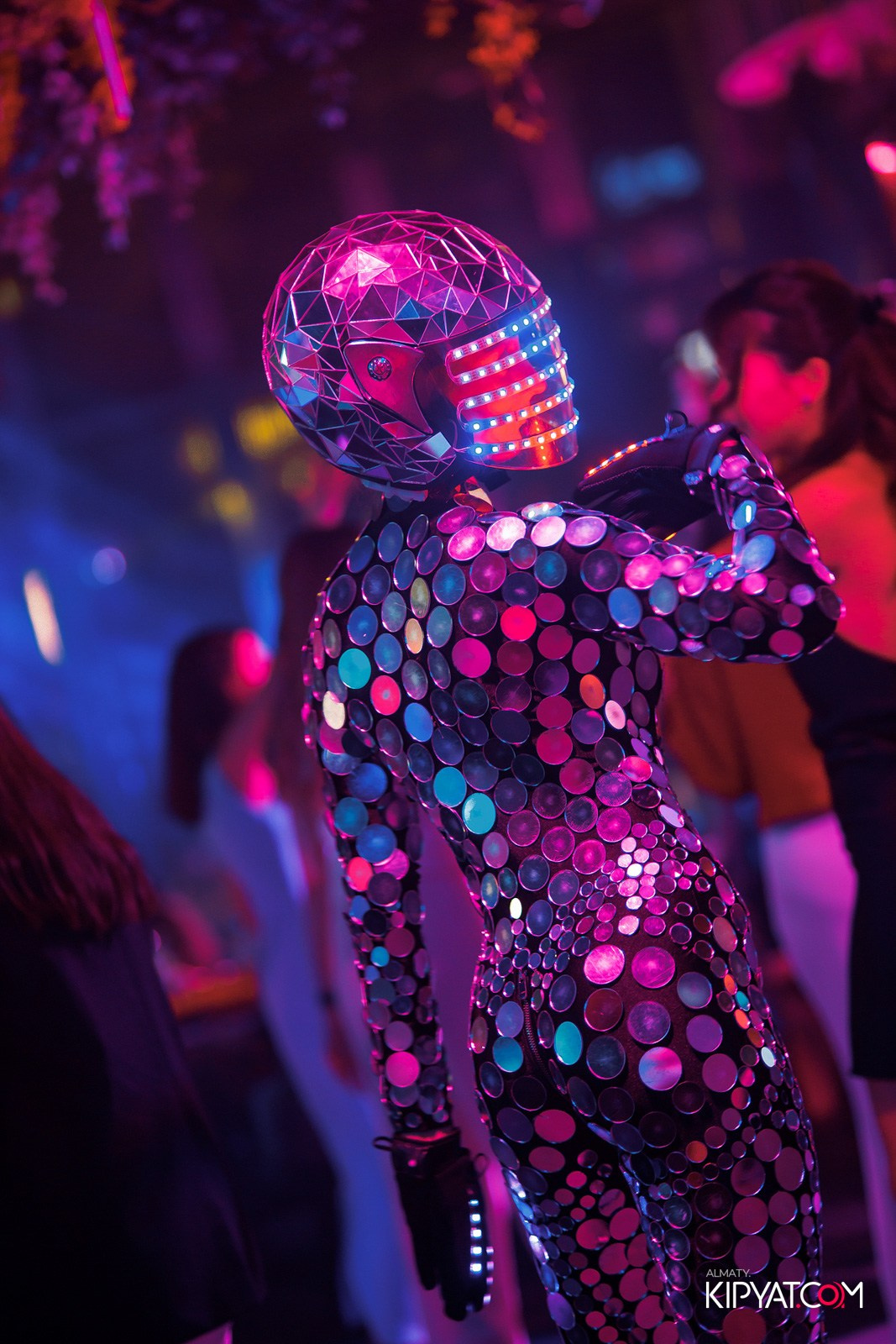 FRIENDS BAR & TERRACE. КИПЯТКОМ АЛМАТЫ!