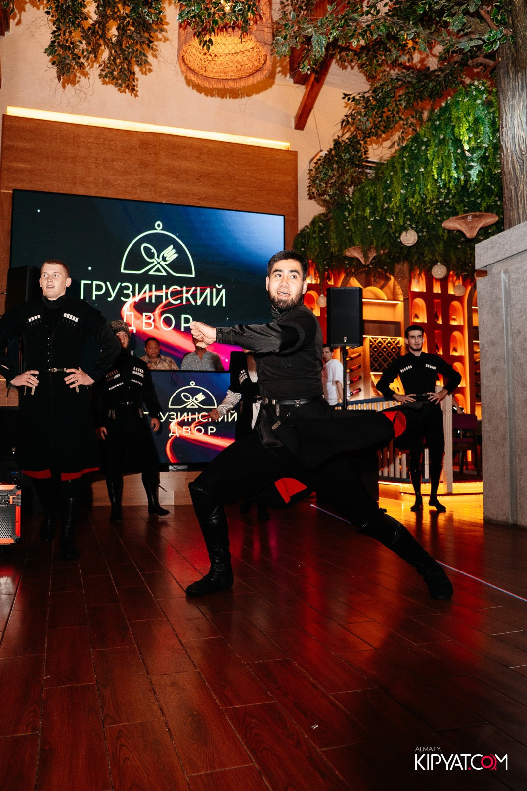ГРУЗИНСКИЙ ДВОР НА КАБАНБАЙ БАТЫРА. КИПЯТКОМ АЛМАТЫ!
