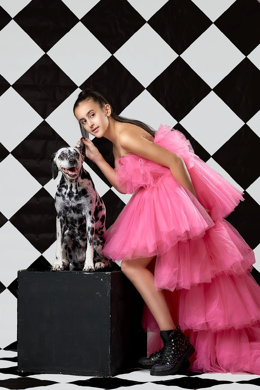 Девочка и долматинец