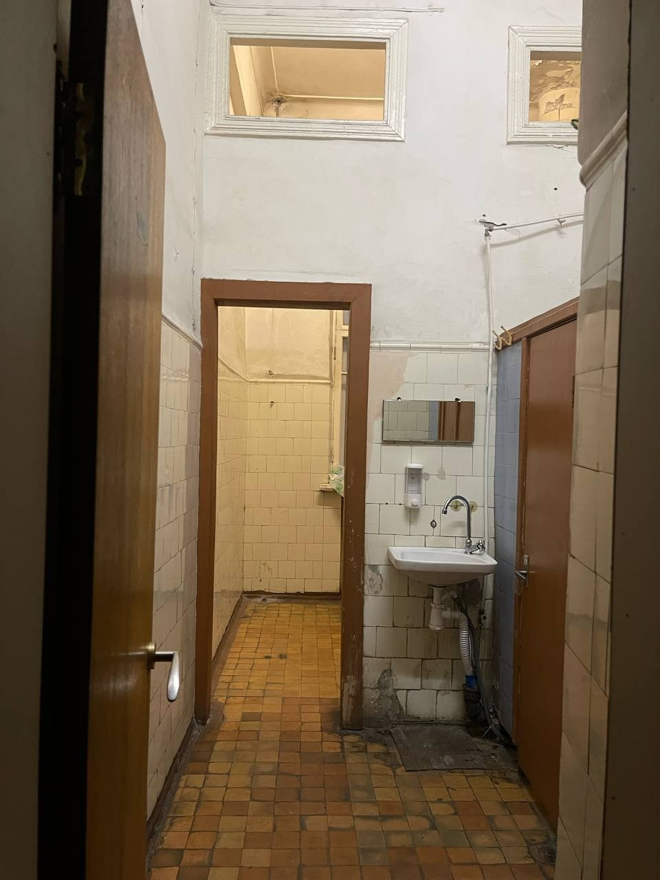 Туалет (3 этаж). Кино в НИИ СНЕГИРИ (Very Strong Place) — Москва