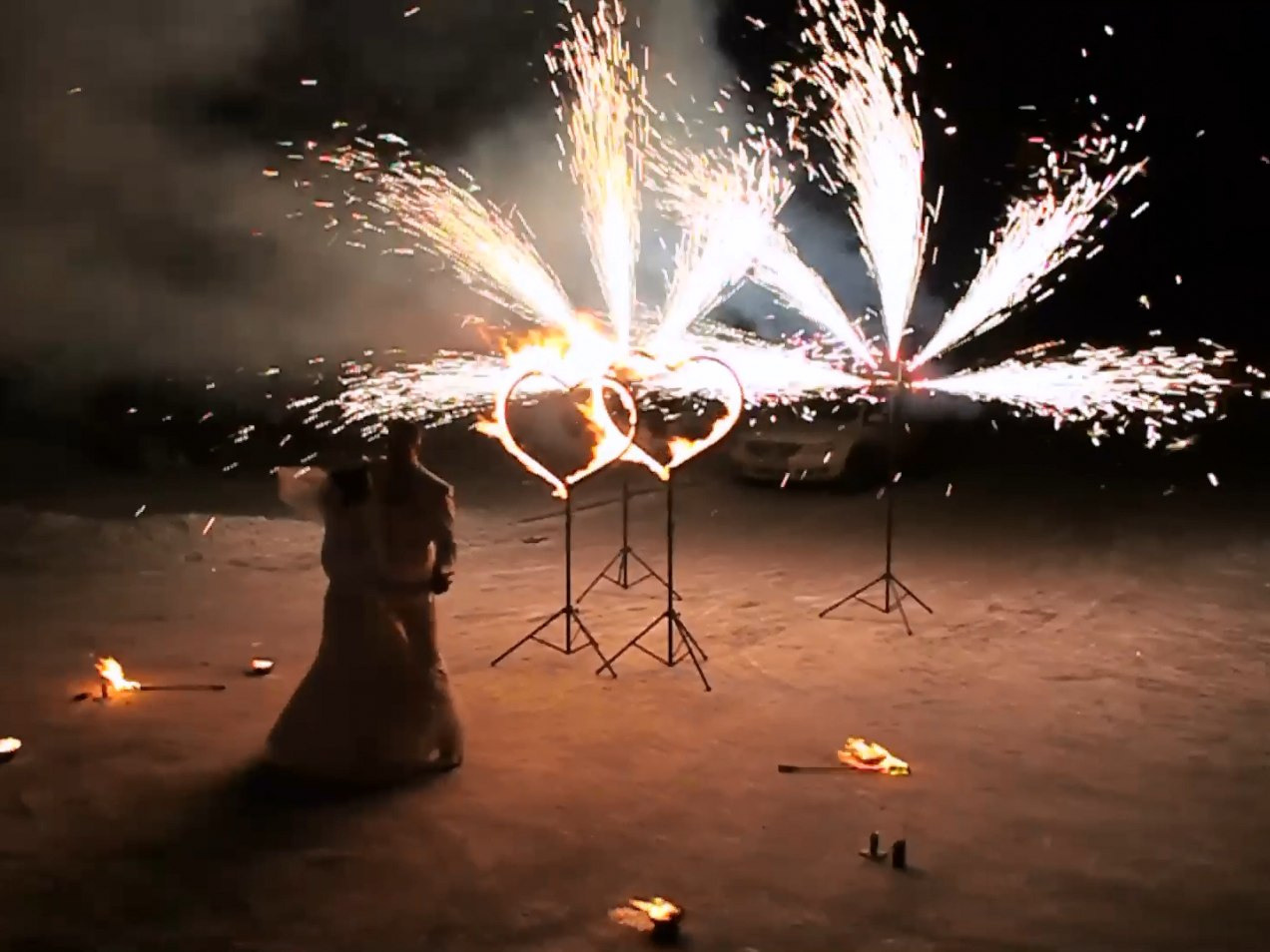 Пиротехническое оформление сердца. Огненно-пиротехническое шоу, салюты, пиротехника на ваш праздник!