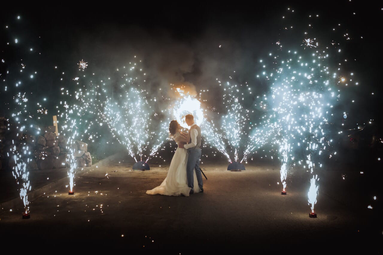 Пиротехническое оформление сердца. Огненно-пиротехническое шоу, салюты, пиротехника на ваш праздник!