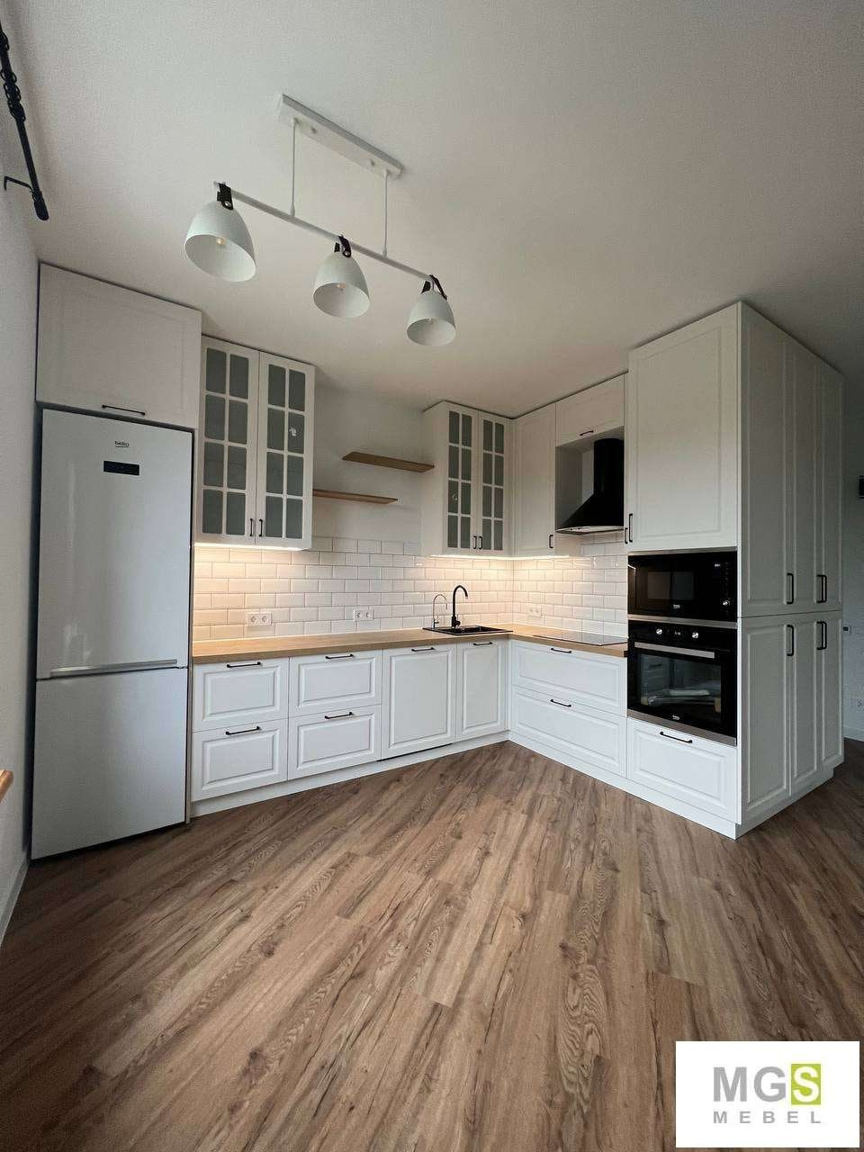 Белая кухня в интерьере по индивидуальным размерам под заказ