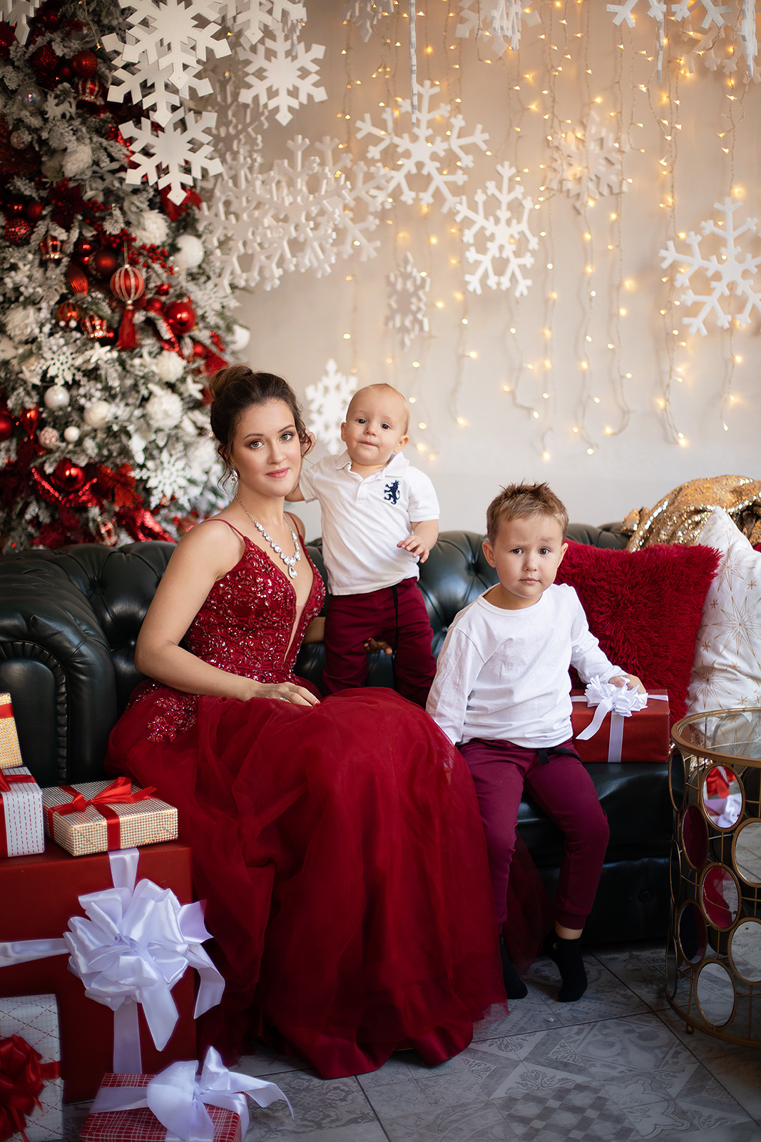 Два сына и мама на семейной фотосессии перед новым годом.