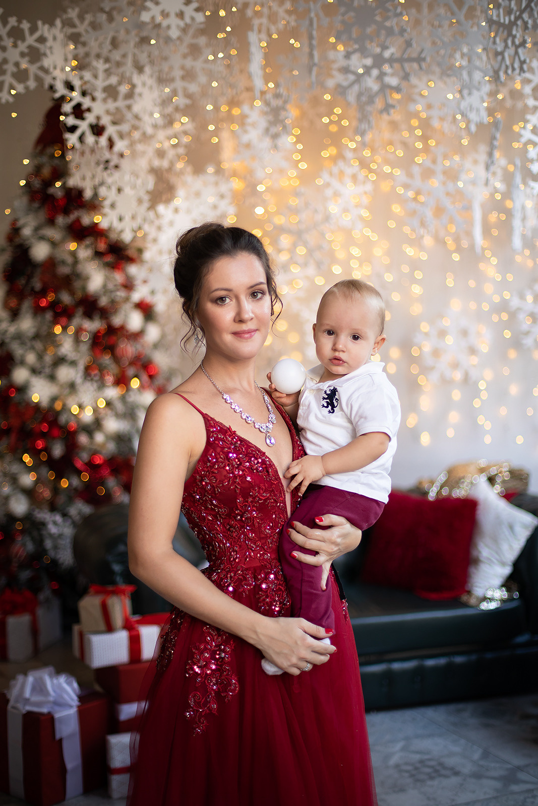 Мама с сыном на новогодней семейной фотосессии.