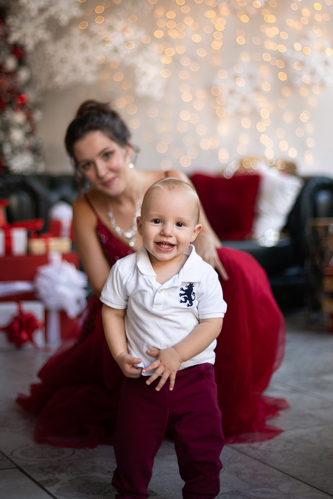 Маленькие дети на фотосессии это прекрасно, фотограф ловит самые красивые моменты для вас.