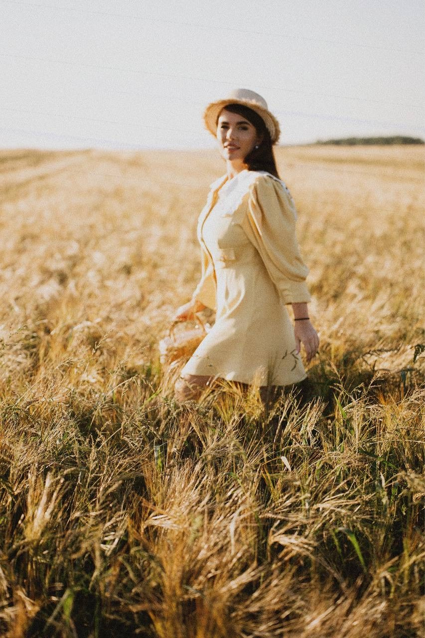 Оля в поле. Семейный фотограф в Москве Алёна Чача