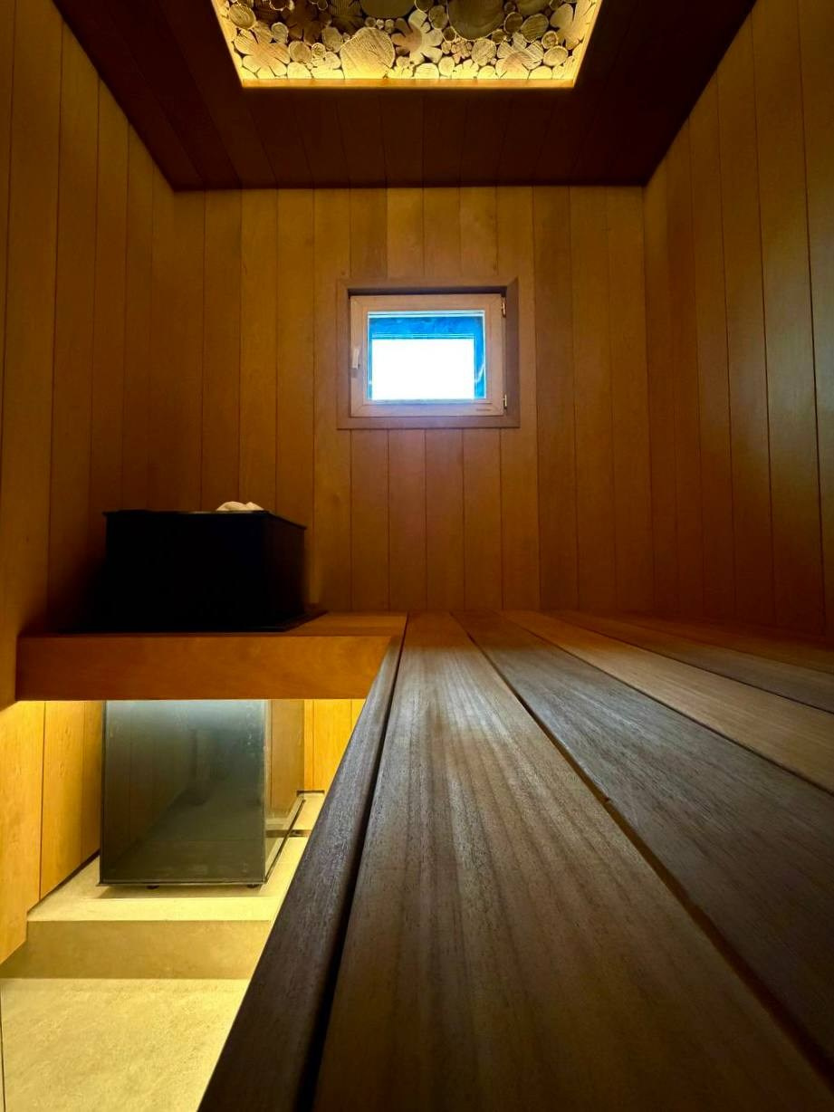 Сауна в Велигонтах для TopKamin: широкая термоольха, массивное можжевеловое панно и стильная электрокаменка Sangens в стекле 🔥. SaunaTopMasters