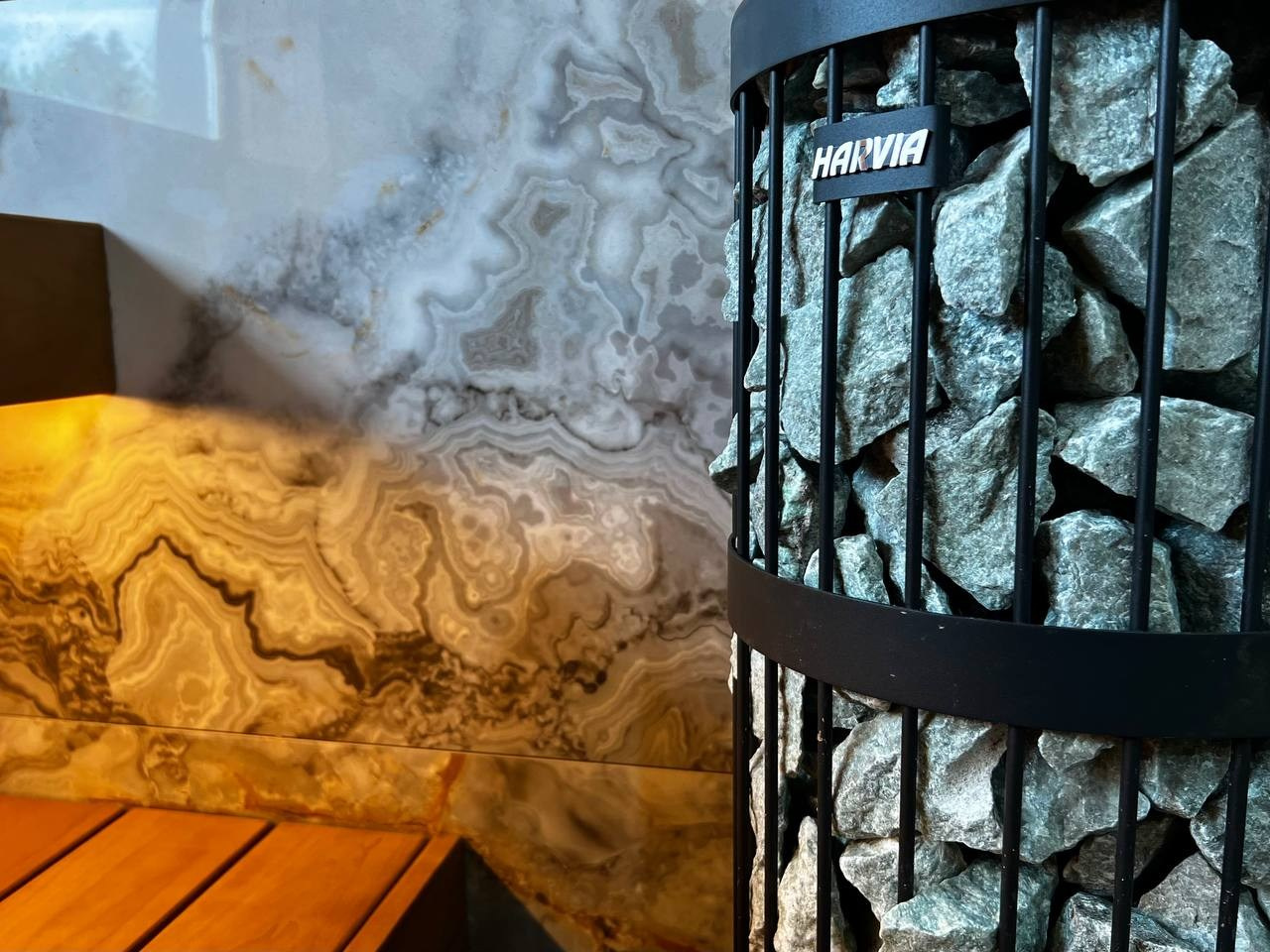 Роскошная парная в Красноармейском с высоким потолком, широкими полками, панорамным окном и Harvia Legend на дистанционном управлении. SaunaTopMasters