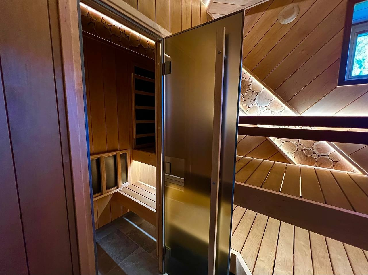 Диагональная баня в Отрадном. В помещение парной встроена отдельная инфракрасная кабина. Смелое и уникальное решение. SaunaTopMasters