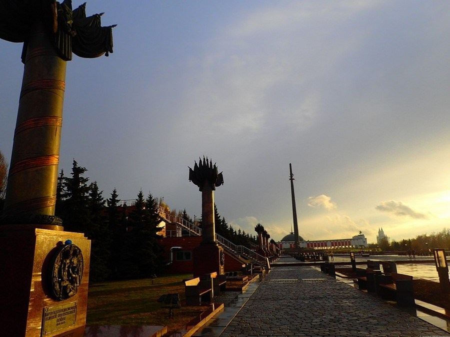 Съёмка в парке — романтичные кадры у прудов и на мостиках среди природы