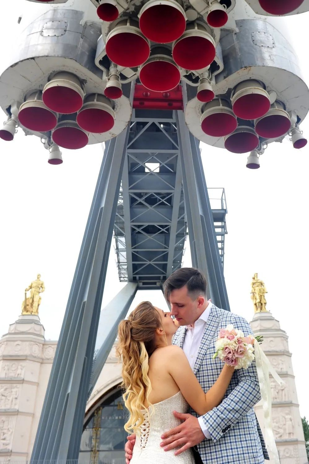 Свадьба на ВДНХ, поцелуй жениха и невесты на фоне ракеты на ВДНХ