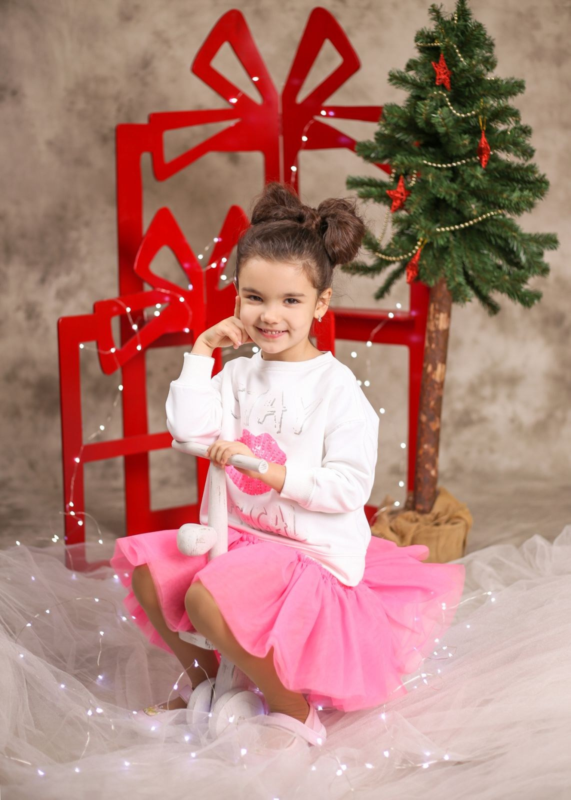 Общее фото в детском саду с выездным реквизитом в Тюмени. Выпускные альбомы в Тюмени для школ, садов, вузов спортивных секций