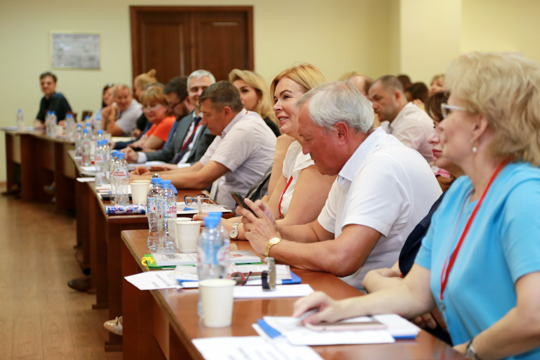 Репортажная съёмка семинара, слушатели в зале