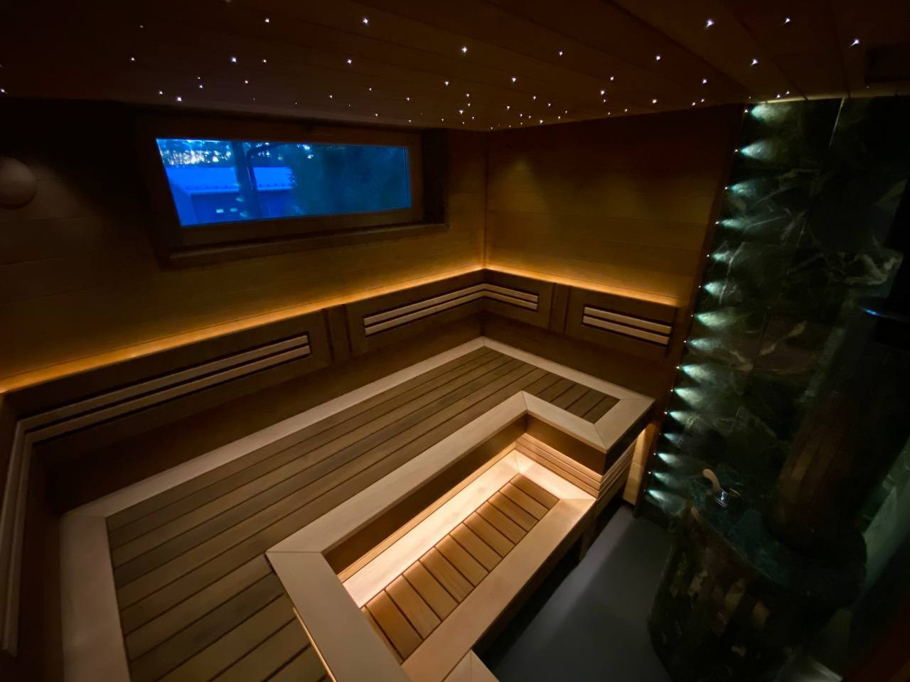 Баня в Аудио: печь Атмосфера, П-образные полки, звёздное небо и оптоволоконная подсветка создают уют и магию в парной. SaunaTopMasters