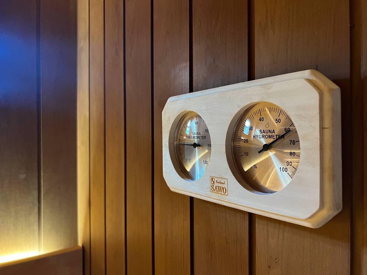 Парная в Колосе по индивидуальному проекту с реечным потолком, плавными линиями радиальных элементов и теплой закарнизной подсветкой. SaunaTopMasters