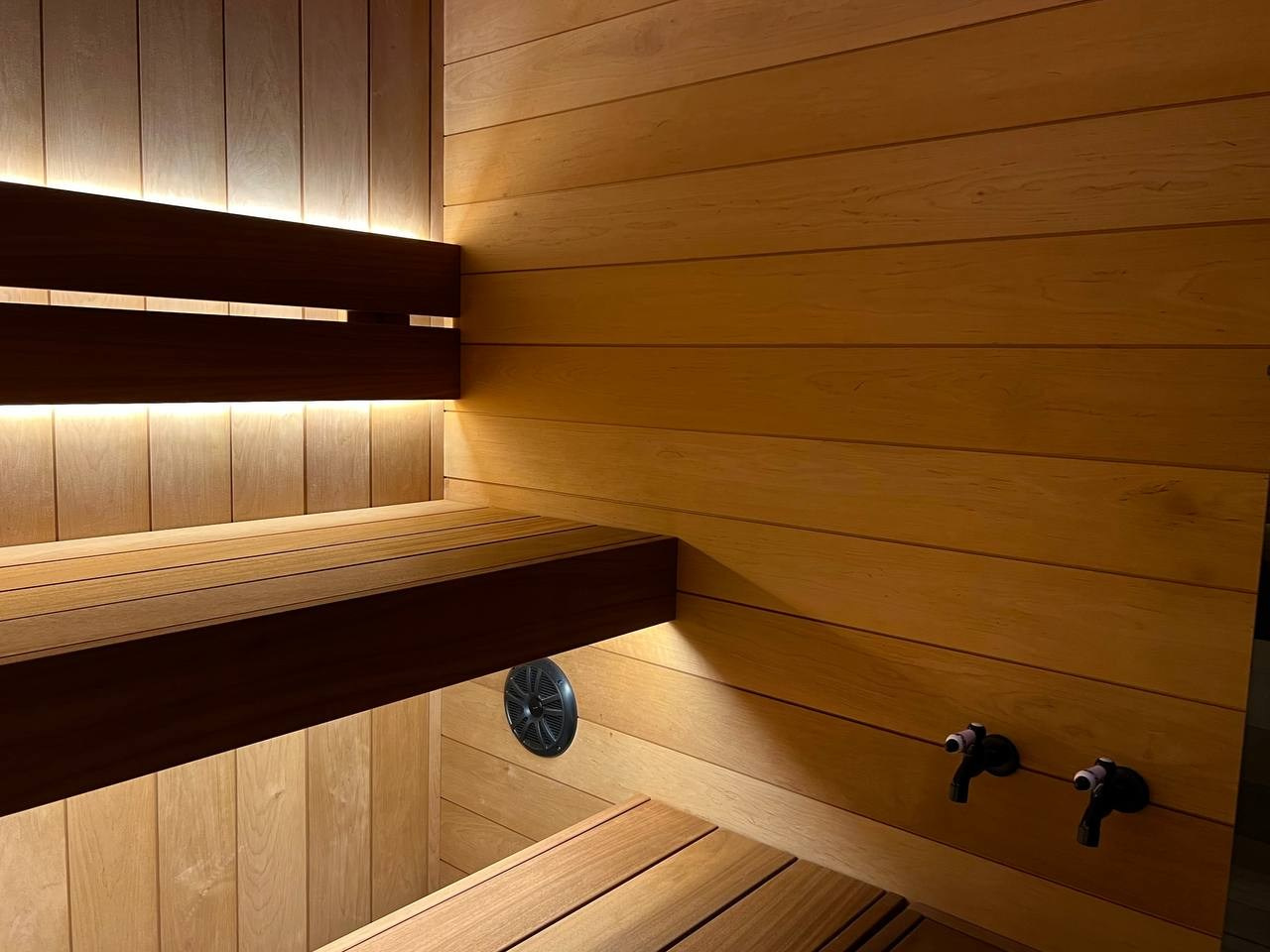 Респект команде Печи Горбунова за продуманный проект, а нам — за его реализацию: термоольха, Sangens, звёздное небо и можжевеловое панно. SaunaTopMasters