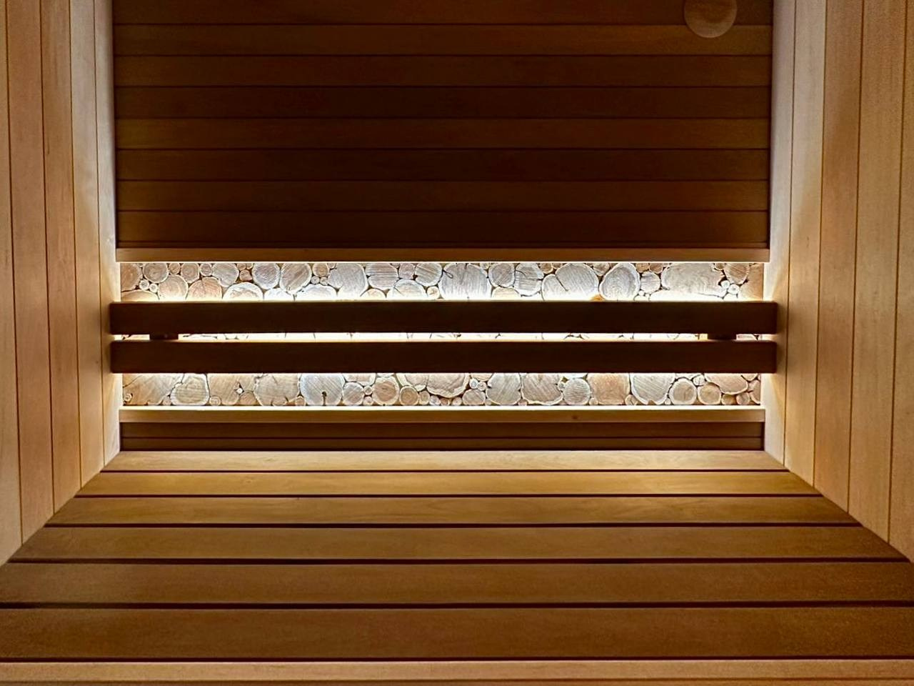 Сауна в Охта парке с интеграцией можжевелового панно за подспинник. Компактно, уютно, функционально!. SaunaTopMasters