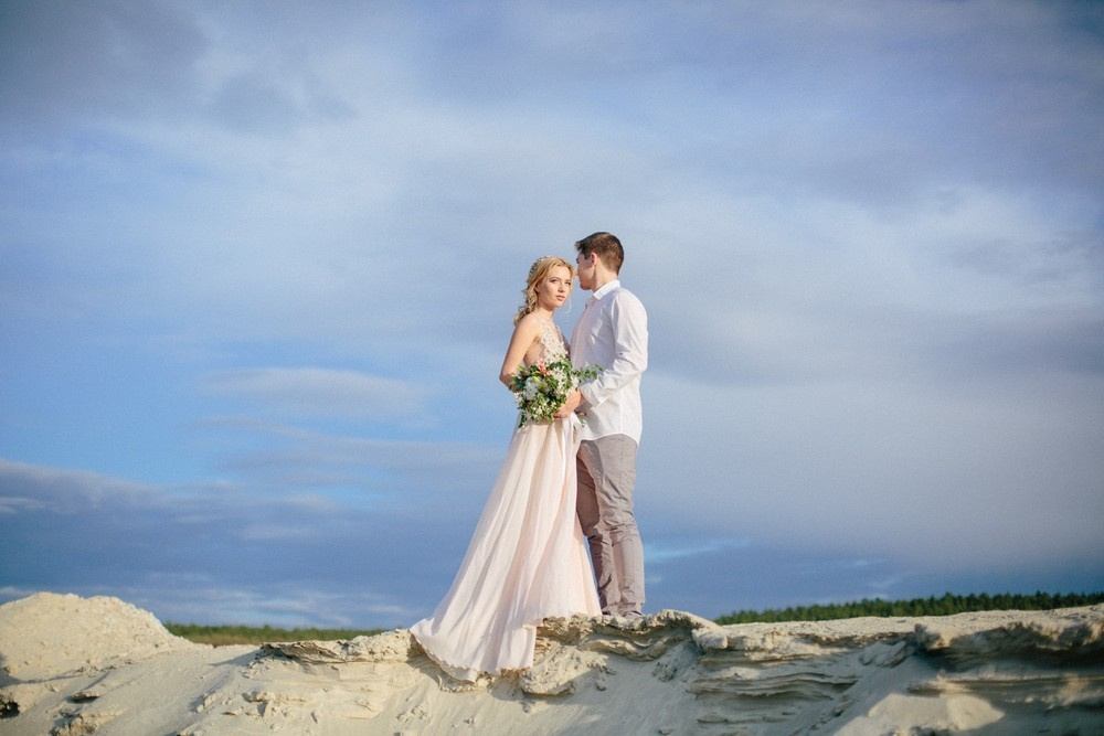 История любви на песчаных барханах в Екатеринбурге. Свадебный и семейный фотограф Ксения Шекк Екатеринбург
