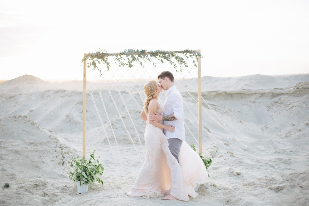 История любви на песчаных барханах в Екатеринбурге. Свадебный и семейный фотограф Ксения Шекк Екатеринбург