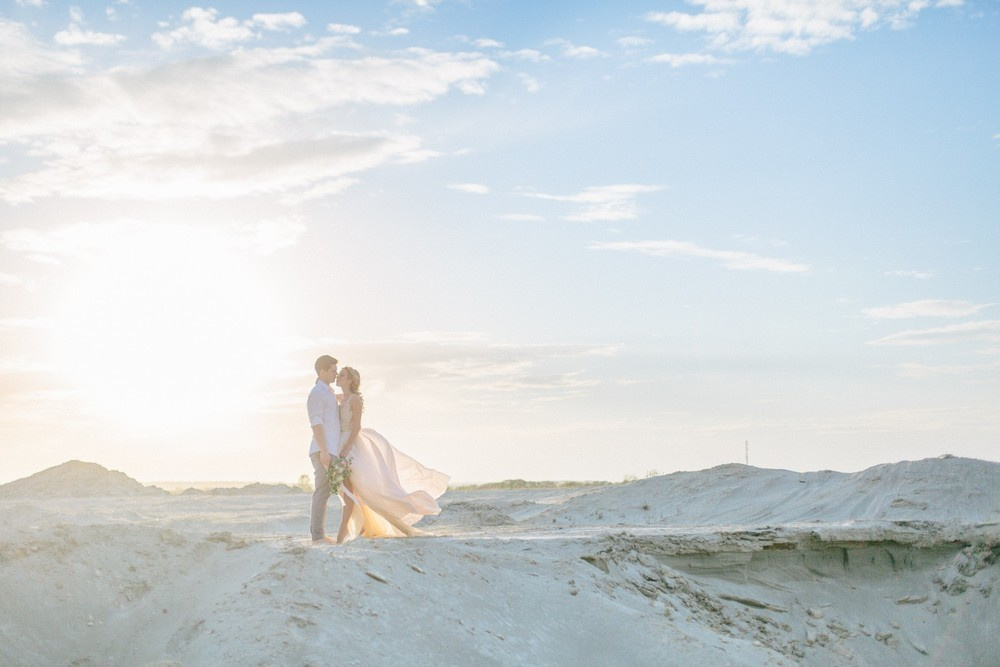 История любви на песчаных барханах в Екатеринбурге. Свадебный и семейный фотограф Ксения Шекк Екатеринбург