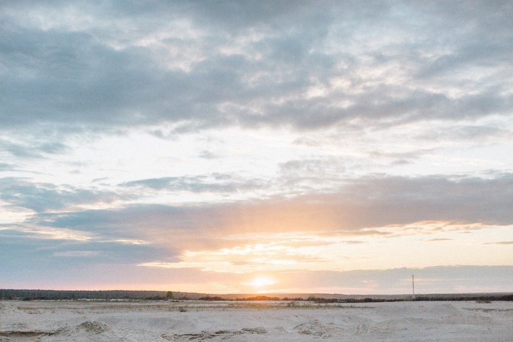 История любви на песчаных барханах в Екатеринбурге. Свадебный и семейный фотограф Ксения Шекк Екатеринбург