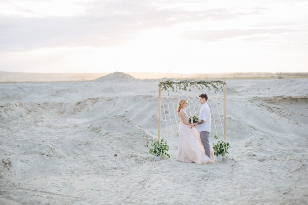 История любви на песчаных барханах в Екатеринбурге. Свадебный и семейный фотограф Ксения Шекк Екатеринбург