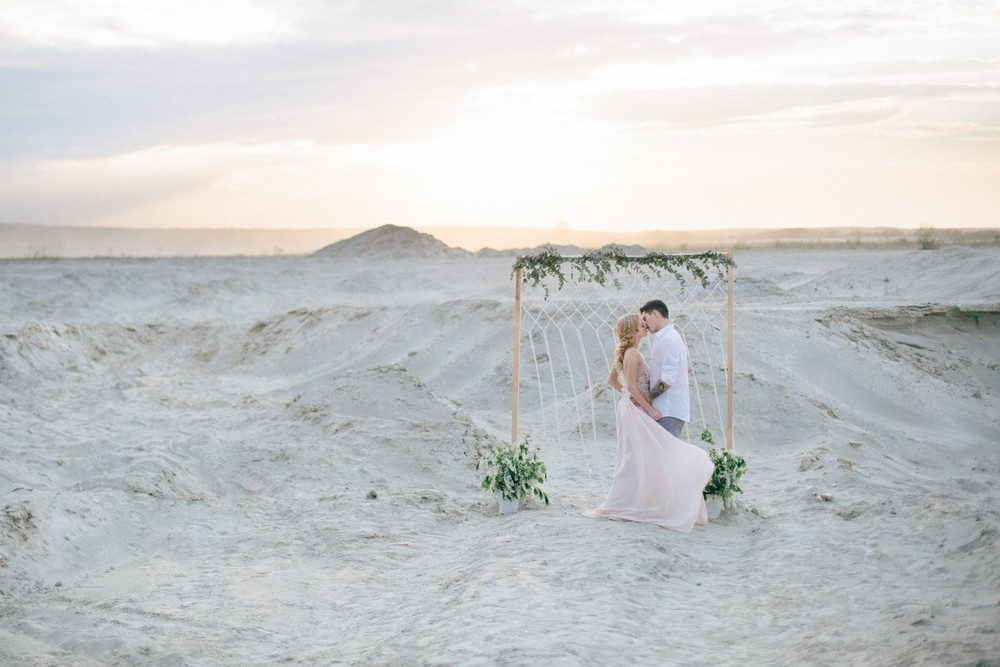 История любви на песчаных барханах в Екатеринбурге. Свадебный и семейный фотограф Ксения Шекк Екатеринбург