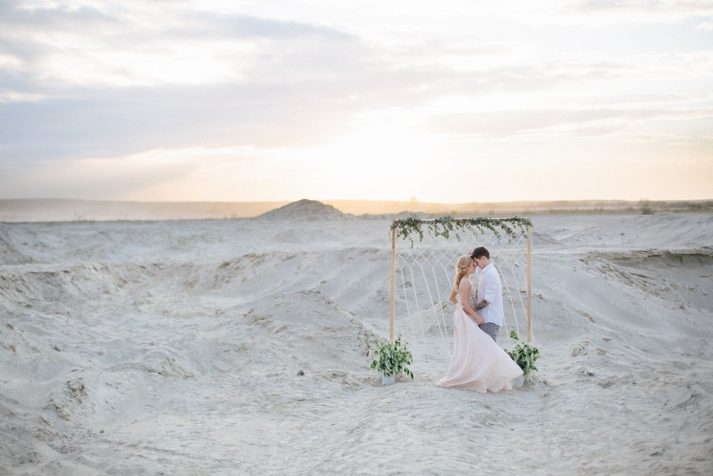 История любви на песчаных барханах в Екатеринбурге. Свадебный и семейный фотограф Ксения Шекк Екатеринбург