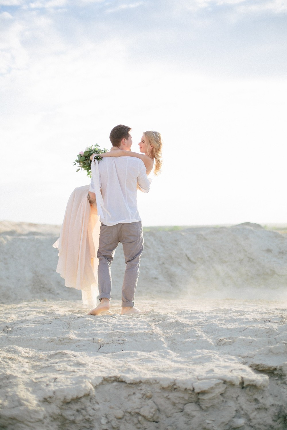История любви на песчаных барханах в Екатеринбурге. Свадебный и семейный фотограф Ксения Шекк Екатеринбург