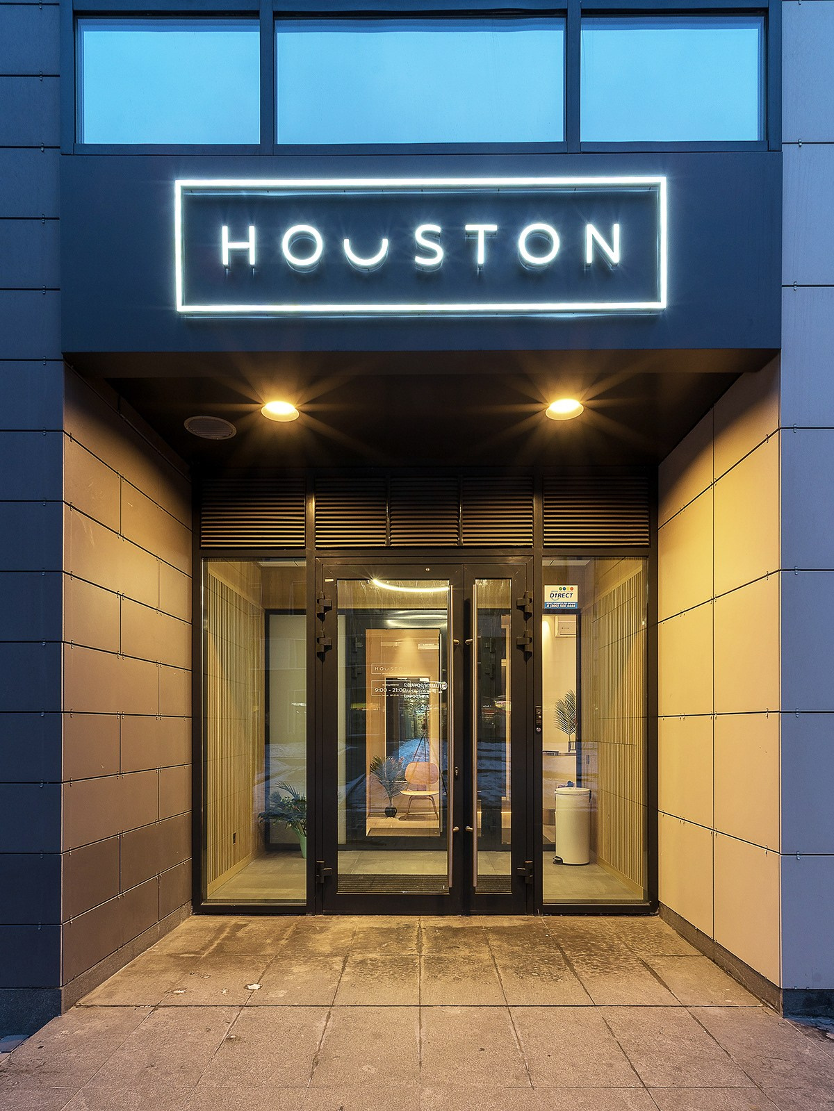 дизайн интерьера стоматологической клиники выполнен в современном минималистичном стиле с теплой домашней атмосферой. Текстуры дерева, наливной пол, яркие акценты, чистота линий, модульная сетка, стеклянные перегородки