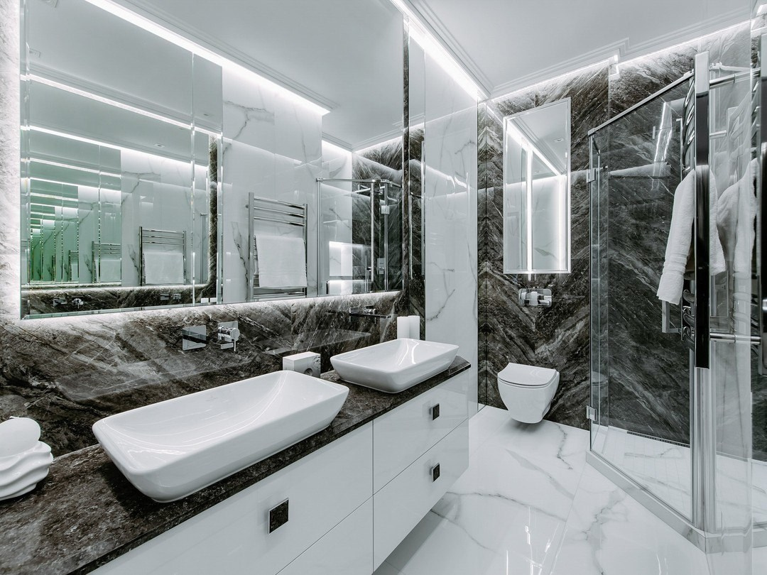 Ванная с двумя раковинами, душевой кабиной и мраморной отделкой | Дизайнер Валерия Котович