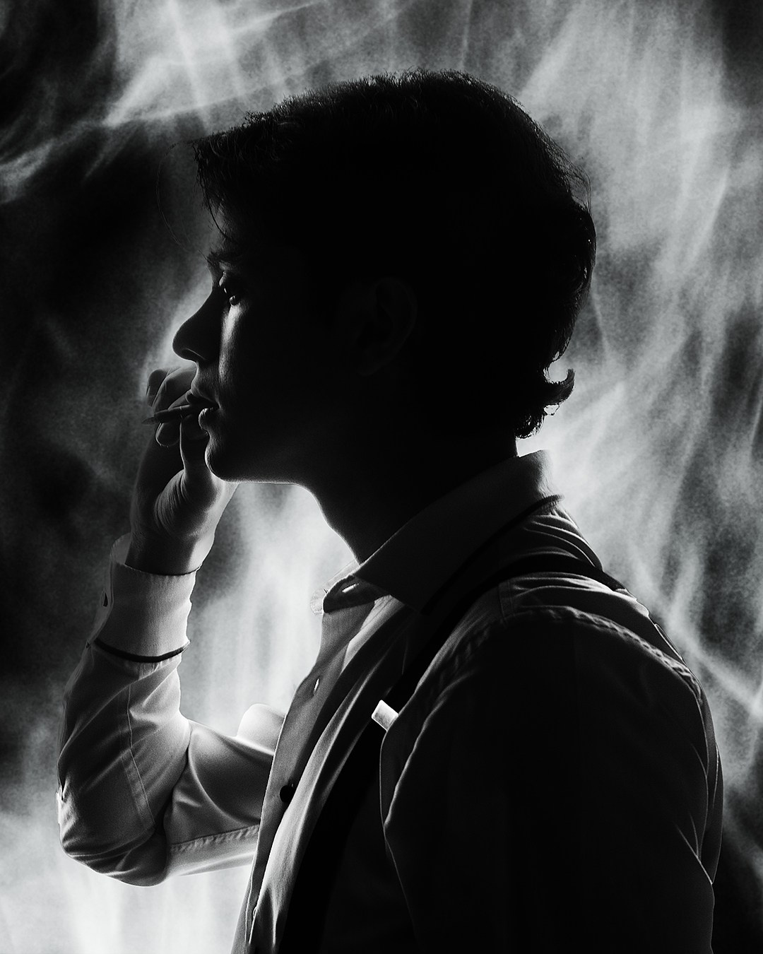 Креативная мужская съемка с огнем на фоне Казань