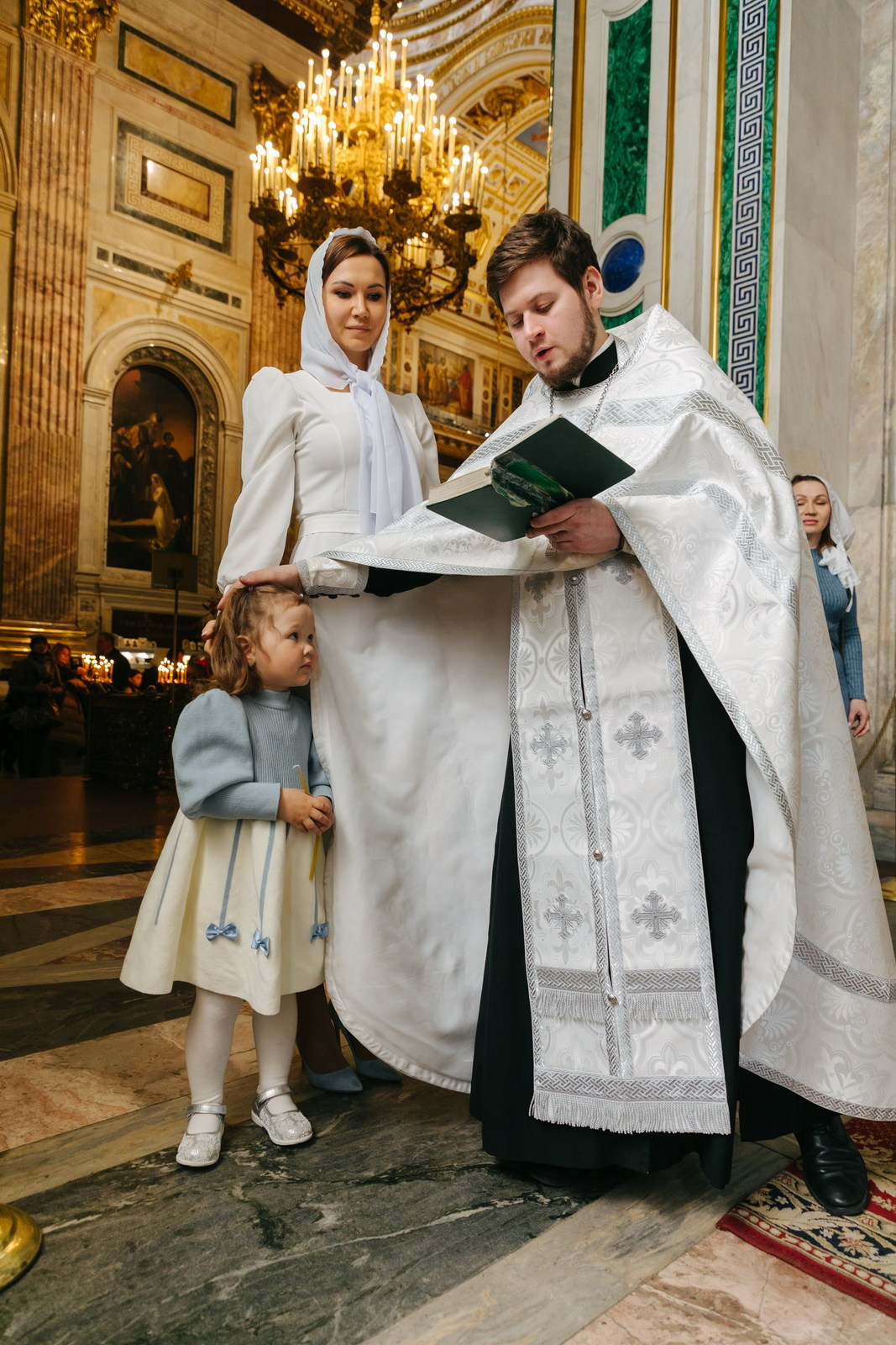 Крещение ребенка в Исаакиевском соборе СПб. Фотограф крещение венчание в Петербурге! Помогает подобрать храм и посоветовал душевного батюшку в СПб