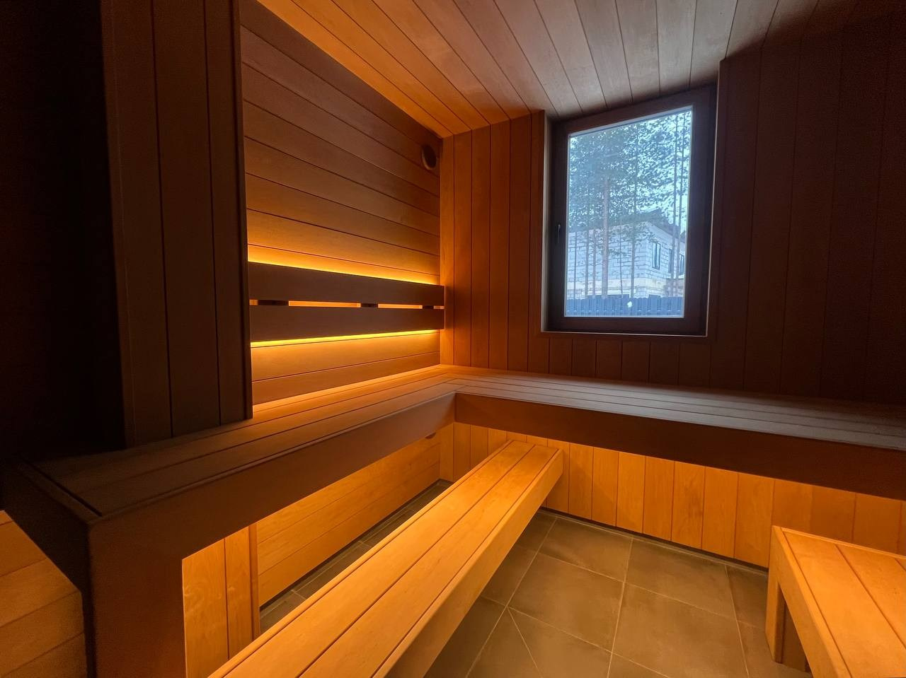 Тёплая парная для коллег из «Печи Горбунова» в Рощино: Sangens в чёрном стекле, широкая термоольха и панорамная входная группа. SaunaTopMasters