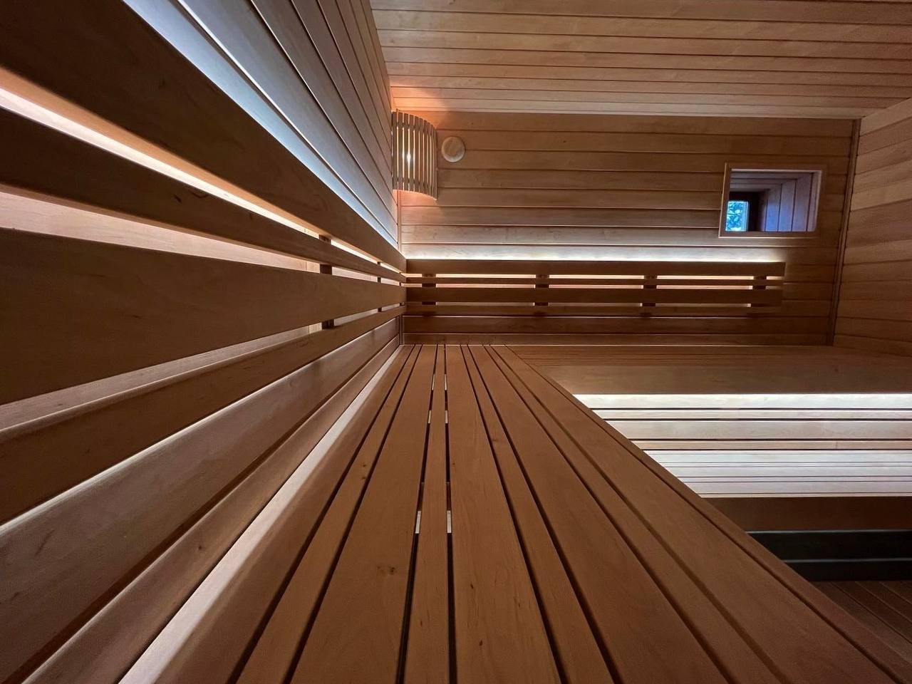 Эксклюзивная парная в Мендсарах из разнокалиберной светлой ольхи и шунгита, а внутренняя топка только усиливает эффект контраста. SaunaTopMasters